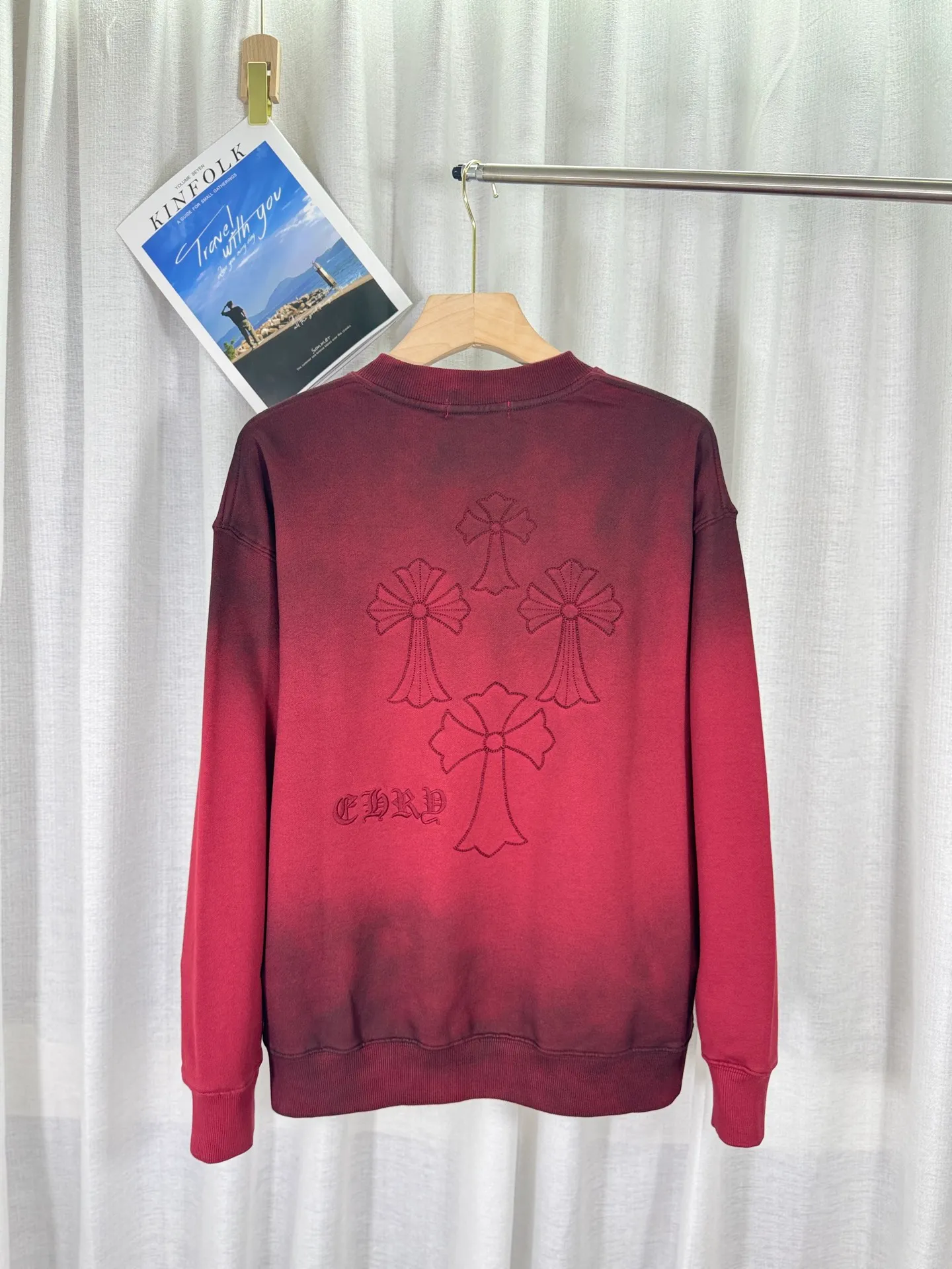 P260 top version, real shot without P, ​​different from market currency) 𝗖𝗵𝗿𝗼𝗺𝗲 𝗛𝗲𝗮𝗿𝘁𝘀/Cro Heart 2025 washed patch embroidery autumn and winter new original single counter American laser burnt 3D three-dimensional color embroidered couple casual sweatshirt 👑The highest version! Customized fabric 430g tripe terry fabric! American acid-washed and distressed original fabric laser burnt ✟appliqué embroidery and exquisite embroidery of letters! The best-selling model in the counter, very comfortable to wear. Accessories: original molded and authenticated collar label➕100% silk wash label. Genuine purchase-grade original hangtag➕matching hanging rope➕3D hanging beads➕original packaging bag. Craftsmanship: The original version has consistent wiring! The highest version of the armhole matching technique! Color: Red Black Size: S M L XL Style No.: 9309